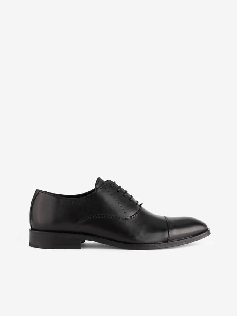 Sapato Oxford Estilo Clássico em Pele de Atacador com Cap Toe