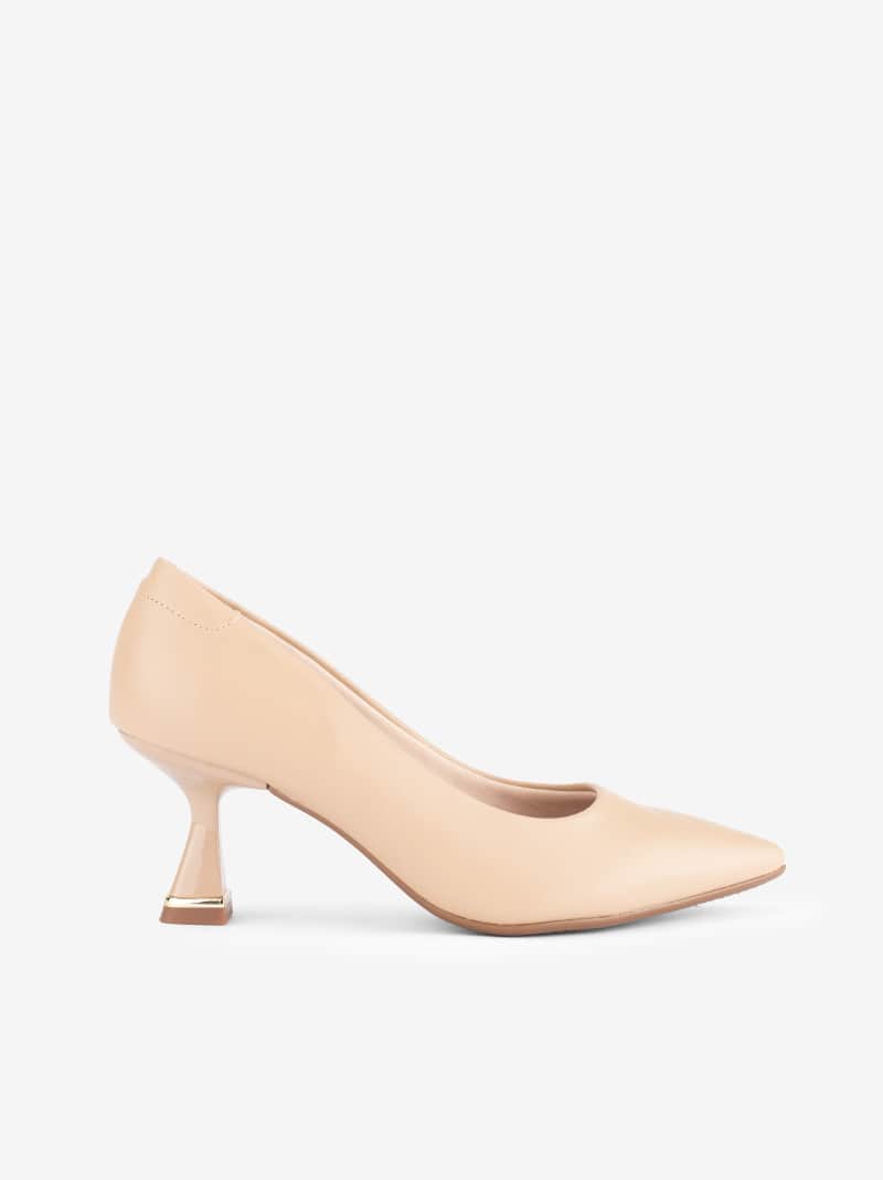 Sapato Pump Estilo Clássico em Forma Pontiaguda com Detalhe Metálico no Salto