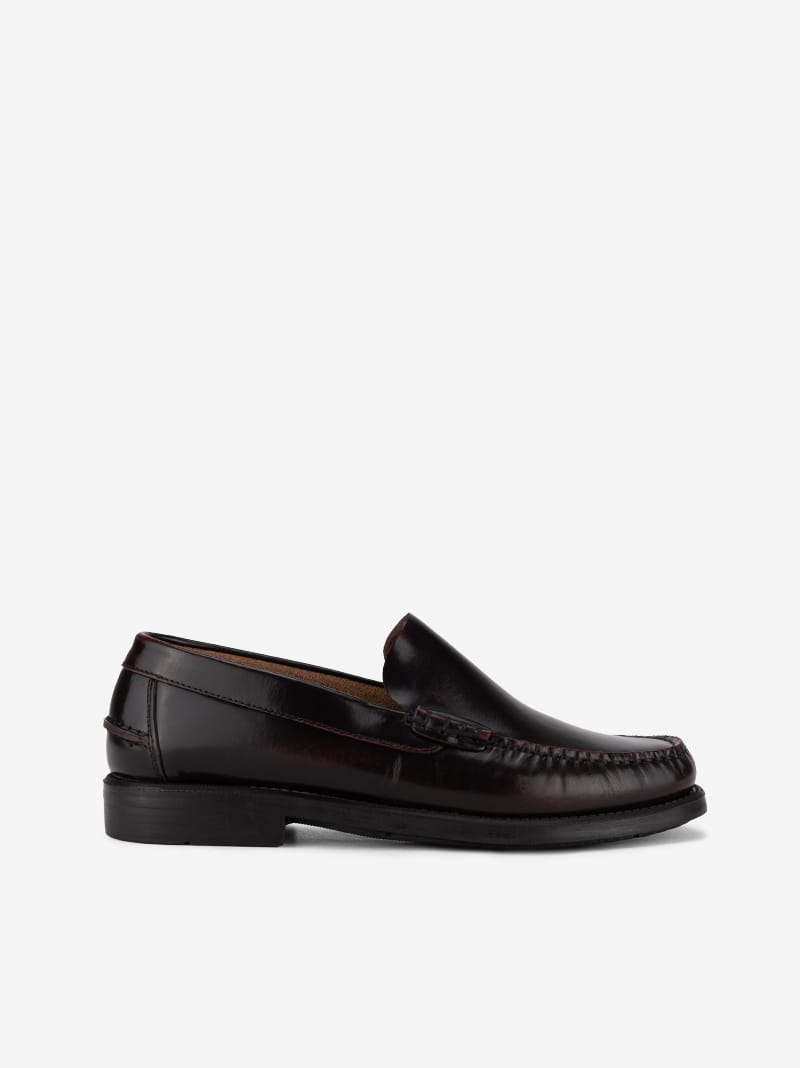 Sapato Loafer Mocassin Clássico em Pele Polida com Sola de Borracha